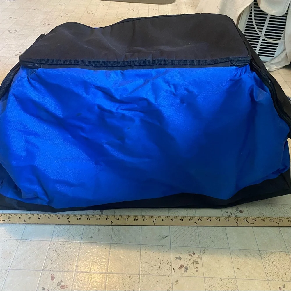 Rubbermaid Blue and Black Garment/Sports Bag with Durable Design